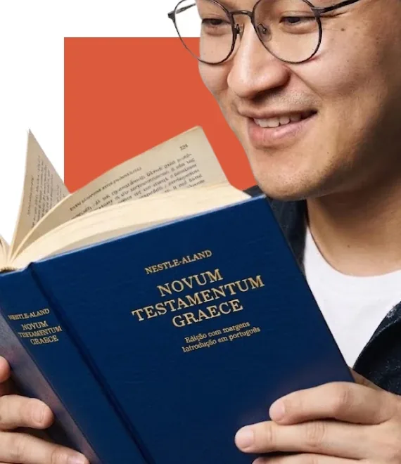 Paulo Won segurando o Novum Testamentum Graece (Nestle-Aland) — Novo Testamento em grego original